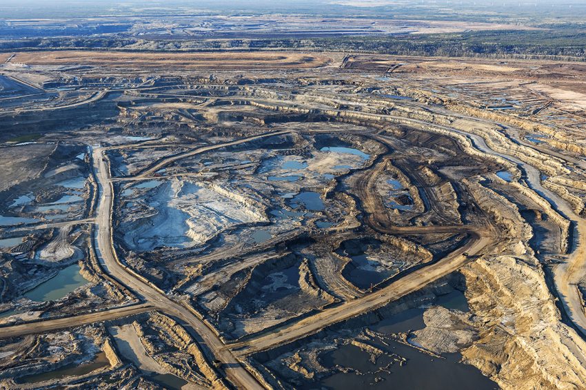 Russian hydrocarbon (Oil and Gas and Coal) Industry: News #4 - Page 31 Photo-of-oil-sands-mine-by-Andrew-S.-Wright